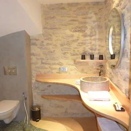 Le Vieux Bistrot 3* Cabrieres-d'Avignon