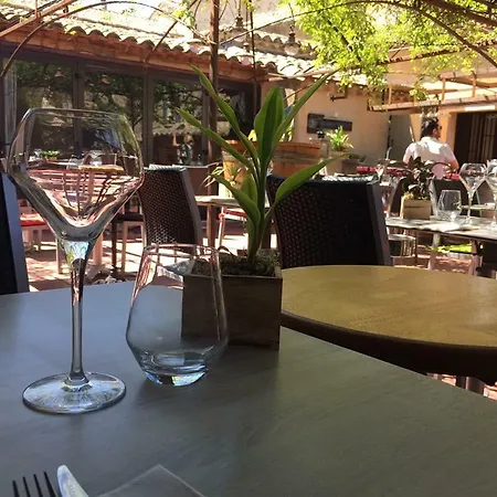 Le Vieux Bistrot 3* Cabrieres-d'Avignon